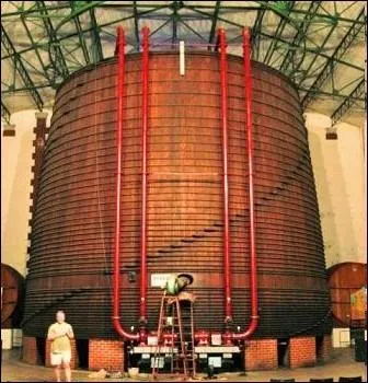 O se trouve en France le plus grand tonneau ( Foudre) en bois du monde, ayant une contenance de 1 000 200 litres, faisant une hauteur de 10 mtres et un diamtre  la base de 12 mtres 42 ?