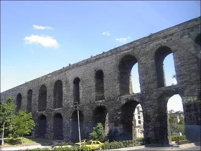 La construction que l'on peut voir sur cette photo s'appelle :