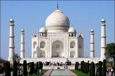 Le Taj Mahal, qui se situe en Inde, a t difi  la demande de l'empereur Chah Djahan. Ce monument est recouvert de marbre et incrust de pierres fines. Il a t construit pour servir de :