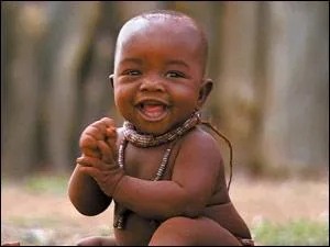 Il regarde maman qui lui parle peut-tre en damara-nama.