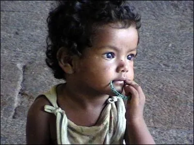 Pensif et mouvant ce joli bb de Calcutta.