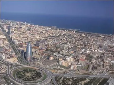 Quel est le nom du gratte-ciel dominant la ville de Barcelone ?