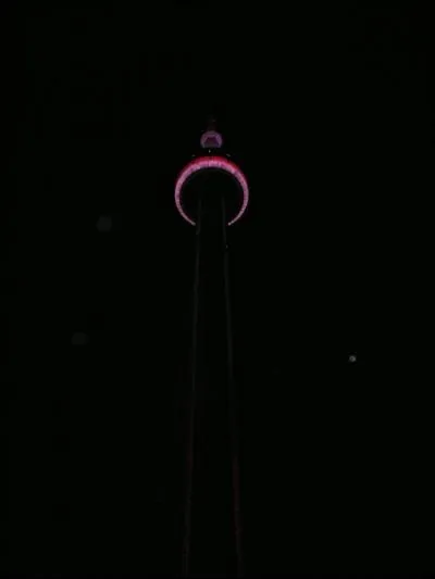 Dans quelle ville se trouve la CN Tower ( 553 m ) ?