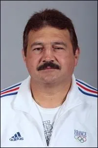 Dominique Nato fut champion de France poids lourds en 1985. Aprs sa carrire de sportif il devint entraneur de l'quipe de France olympique du sport qu'il pratiquait. Lequel tait-ce ?