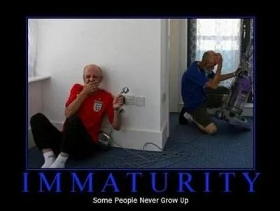 Agrandissez la photo, et trouvez, de ces trois grads de l'arme de terre, lequel est un sous-officier, tout en tant un officier !