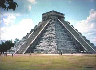 Au Mexique, les Aztques construisaient des pyramides qui servaient principalement de :