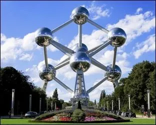 L'Atomium  Bruxelles a t construit  l'occasion de l'Exposition universelle de 1958. Ce monument reprsente :
