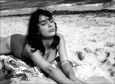 Reconnaissez-vous le magnifique personnage qui a joué dans "Une belle fille comme moi" ? Elle a écrit ses souvenirs dans l'ouvrage intitulé :