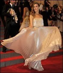 Sarah travaillait galement comme directrice artistique pour la ligne Heritage d'un grand couturier, dont voici un modle. Quel est ce couturier ?