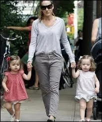 Voici une incursion dans la vie de tous les jours de Sarah, lorsqu'elle n'est pas en reprsentation et couverte de marques de luxe. Quel ge a-t-elle (2012) ?