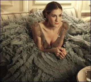Ceci est la merveilleuse robe Dior Haute couture, qui tait porte dans un pisode de Sex and the City, quand Carrie est  Paris pour accompagner... ?