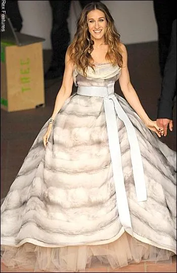 La voici portant un modle de chez Dolce et Gabbana. Dans un clbre pisode de Sex and the city, les stylistes italiens lui proposent de dfiler dans l'un de leurs modles qui est ?