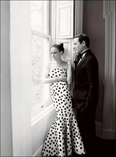 La voici photographie avec son poux, dans une robe Oscar de la Renta. Mme s'ils reconnaissent que le mariage n'est pas un phnomne  lisse , qu'a indiqu Sarah de plutt charmant ?