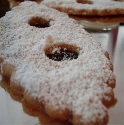 Si vous voulez bien, rendez-vous  la ptisserie, place de la mairie, pour acheter et dguster des lunettes de :