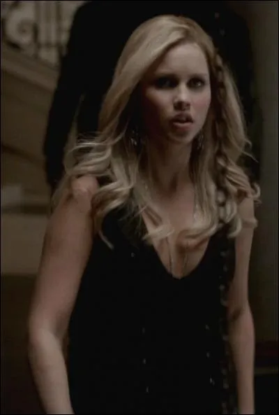 Qui flirte avec Rebekah en premier lieu ?