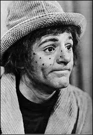 Quel est le nom du clown qu'incarna Claude Lveill pendant des annes  la tlvision de Radio-Canada ?