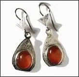 Ventre affam� n'a pas d' _________.