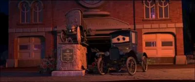 Lizzie étant la doyenne de Cars, il est tout naturel que ce soit une ... ?