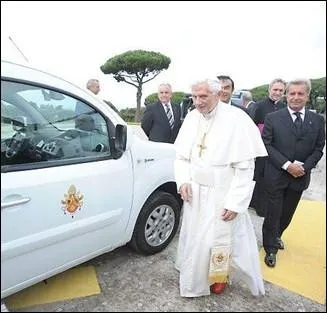 Quel constructeur automobile franais vient d'offrir au pape Benot XVI, deux voitures lectriques, non polluantes et silencieuses ?