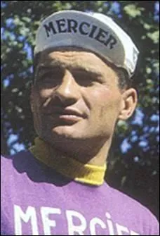 Sans jamais avoir endoss le maillot jaune sur un Tour de France il monta pourtant huit fois sur le podium (3 fois second et 5 fois 3me). Quel grand Tour Raymond Poulidor a-t-il remport en 1964 ?