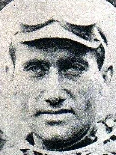 Ce beau jeune homme fut un grand champion cycliste du dbut du XXe sicle, vainqueur du Tour de France en 1923 et de nombreuses classiques telles Paris-Roubaix ou Milan-San Remo. Il s'appelait :