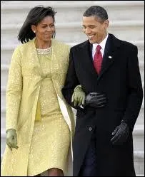 On a beaucoup parl de ce manteau vert, couleur peu porte. A quelle occasion tait-elle ainsi vtue ?