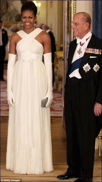 Lors d'un voyage officiel en Angleterre, Michelle Obama a cr un mini-incident. De quelle nature ?