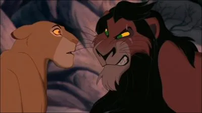 Que Scar reproche-t-il  Sarabi lors de son retour ?