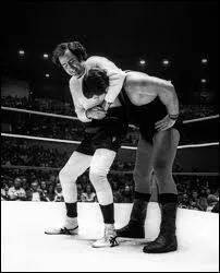 Quelle lgende du catch joue aux cts de Jim Carrey dans  Man on the Moon  ?