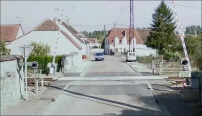 A un passage  niveau, si les barrires sont ouvertes et le feu teint :