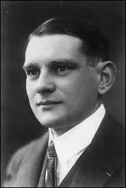 Cet homme, n au Havre en 1882, a t le dernier prsident de la IVe Rpublique.