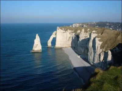 On reconnait Etretat et ses superbes ... .