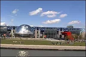 Pour transformer la salle des ventes des nouveaux abattoirs en Cit des sciences et de l'industrie, il a fallu extraire combien de tonnes de ferraille ?