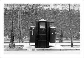 Une vespasienne, elle a dsert Paris depuis longtemps maintenant (1980), mais nous devons ce nom  l'empereur Vespasien clbre pour avoir eu l'ide ... ...