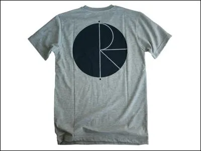 Quel est le nom de cette marque de skate, frappe sur un t-shirt ?