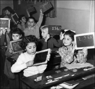 Les enfants ... ... ... ... ... . . leur ardoise.