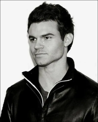 Qui lui enlve la dague (dans la saison 3) ?