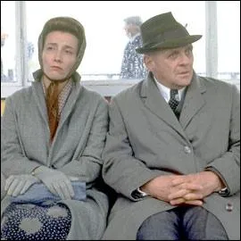 Cette belle mais triste histoire se passe dans une splendide demeure de la campagne anglaise, et ce sont Emma Thompson et Anthony Hopkins qui donnent vie aux protagonistes. Ce qui les spare est ?