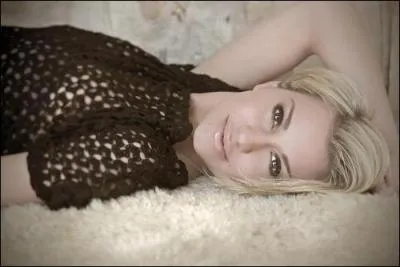 Dans quelle srie joue-t-elle le rle de Stella Malone ?