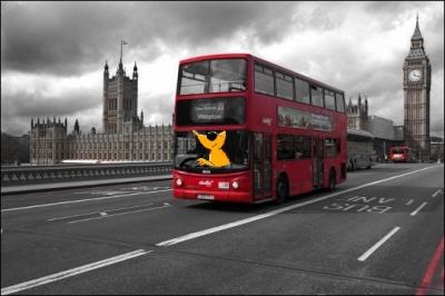 Après avoir assisté aux 30ème Jeux Olympiques, la petite bête orange poursuit son voyage au volant d'un bus à impériale et effectue la visite historique de :