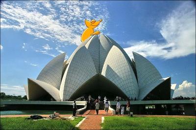 Voici un bien étrange édifice que celui du Temple du Lotus. Non, vous ne rêvez pas, ce n'est pas un album de Tintin mais bien un monument situé dans la capitale indienne. Où est donc notre ami ?