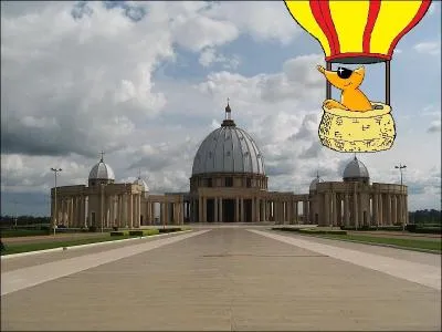 L'emblme du site s'envole par la suite en montgolfire afin de survoler l'impressionnante Basilique Notre-Dame de la Paix en Cte d'Ivoire. Connaissez-vous la capitale du pays ?