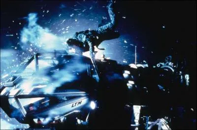 A qui le cosmonaute russe demande-t-il de descendre dans la soute  carburant ?