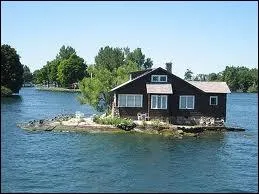 O pourrait-on retrouver sa cabane au canada entoure d'les comme sur la photo ?