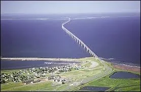 Que relie ce pont inaugur pour le centenaire de la confdration en 1997 et qui est long de plus de 11km ?