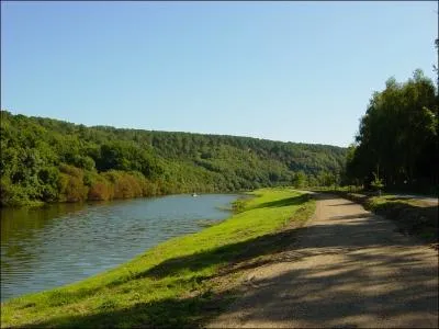 Ce chemin le long du canal est appel chemin de ...