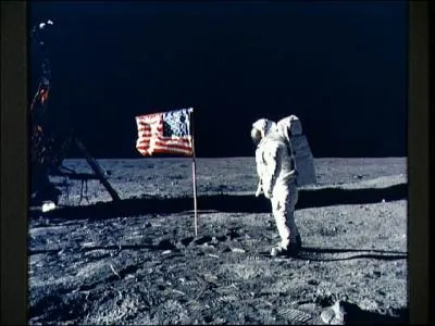 Pourquoi le drapeau plant sur la Lune par Neil Armstrong semble-t-il flotter ?