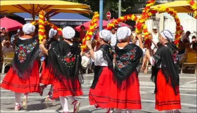 Et l'annonce de loin par des cris d'(... ).