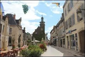 Je retourne sur la Route des Vins de Bourgogne et je me rends  Nuits-Saint-Georges. Comment se nomment les habitants de cette commune ?