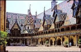 Je vais vous faire visiter les hospices de Beaune. Quel est le nom des habitants de cette ville ?